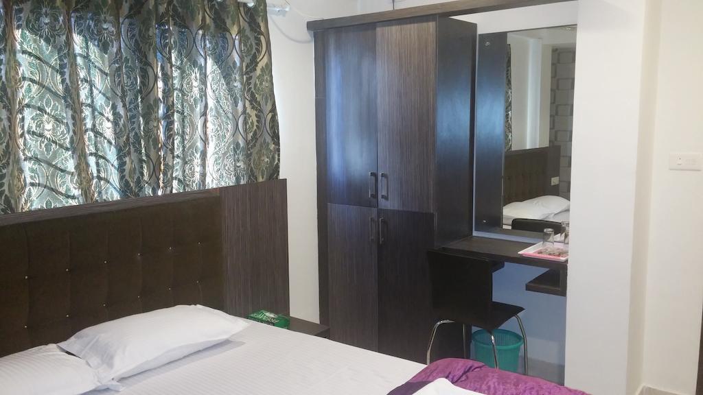 FabHotel Capital Residency Brigade Rd Bangalore Buitenkant foto