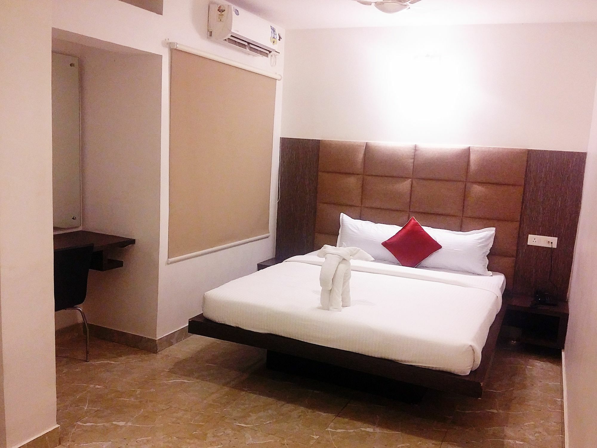 FabHotel Capital Residency Brigade Rd Bangalore Buitenkant foto