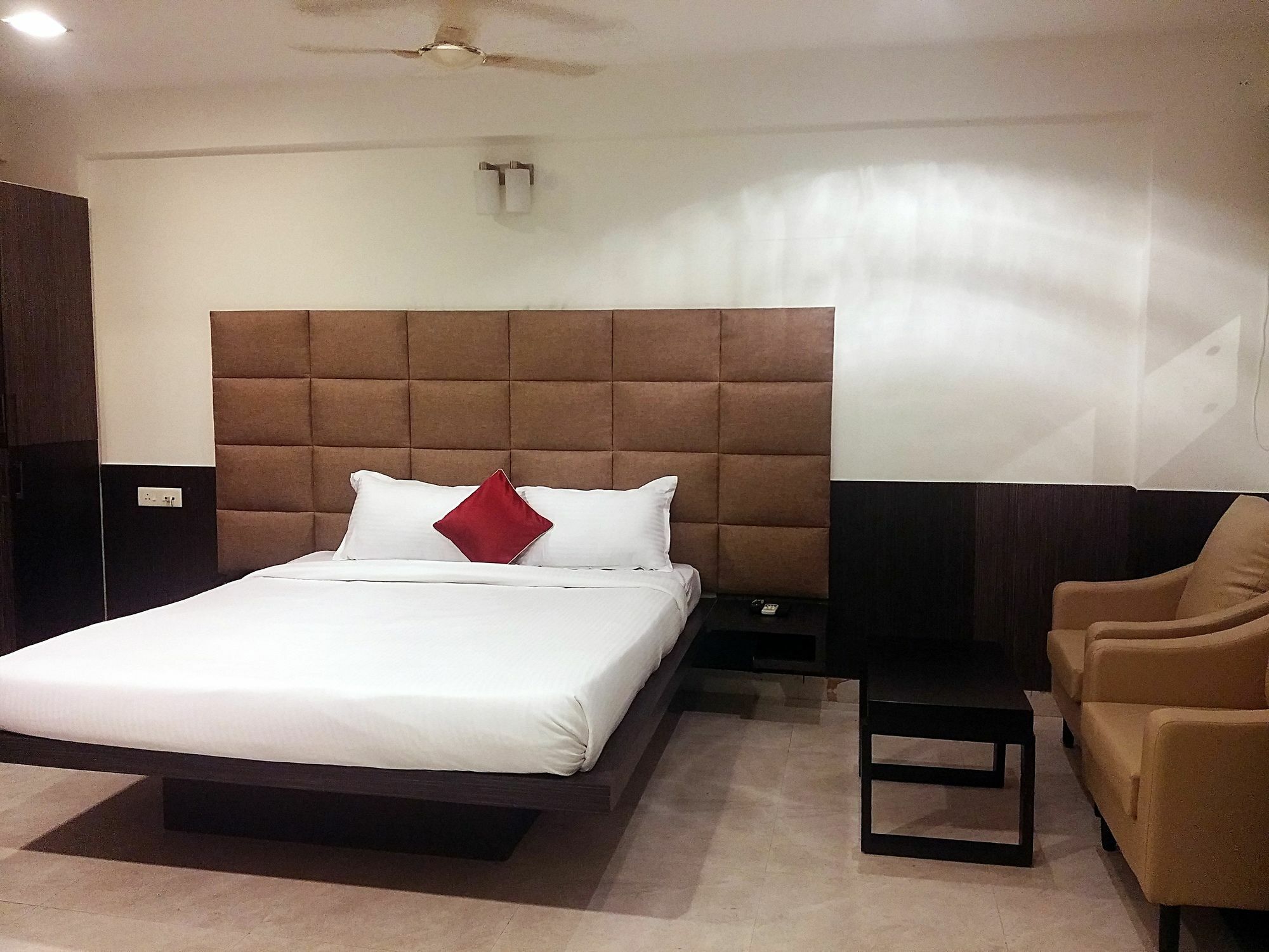 FabHotel Capital Residency Brigade Rd Bangalore Buitenkant foto